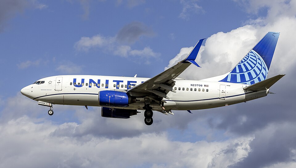 1998 United Airlines Boeing 737-724 N23708 landing at Baltimore-Washington International Thurgood Marshall Airport, Maryland, USA